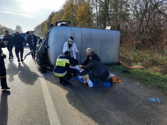 На Рівненщині перекинулася «швидка», яка возила  травмованих з потрійної ДТП