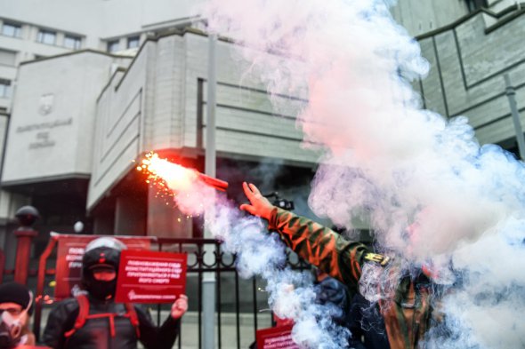 30 жовтня активісти провели пікет біля Конституційного суду в Києві. Висловили невдоволення проти рішення КСУ відмінити електронні декларації чиновників