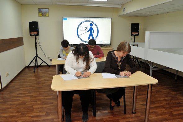 Люди с недостатками зрения пишут радиодиктант шрифтом Брайля в Коммунальной реабилитационной учреждении "Киевский центр незрячих"