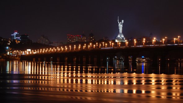 Мост получил название своего создателя Евгения Патона. Объединяет левый и правый берега Киева, и имеет длину 1543 метров