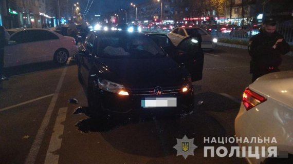 В Харькове 22-летний водитель Volkswagen сбил 4-х человек на островке безопасности. Трое, в том числе 9-летний мальчик, в больнице. Еще одна женщина от госпитализации отказалась