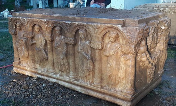 Черные археологи раскопали уникальный саркофаг в оливковой роще турецкого города Караджасу