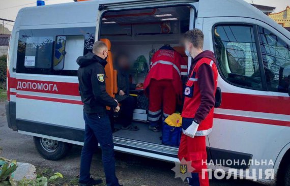 В Херсоні поліцейські врятували жінку, яка намагалася повіситись. Зробити це вона хотіла через проблеми в сім’ї