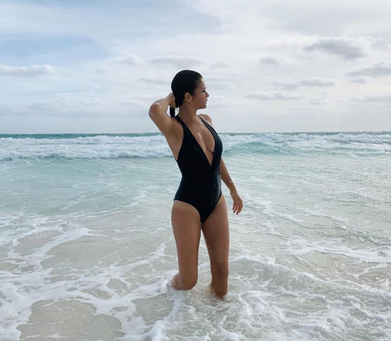 51-річна модель приголомшує не лише пікантними фото, а й стрункою фігурою