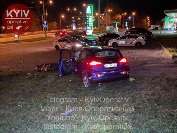 В Киеве водитель Chevrolet слетел с дороги и сбил женщину, которая шла по тротуару