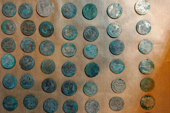 Монеты датируются периодом между 1657 и 1667 годами 