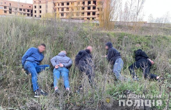 В селе Погребы Броварского района Киевской области неизвестные мужчины спровоцировали конфликт между участниками акции. Затем один из них стрелял на заправке