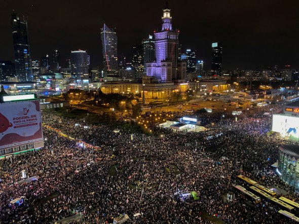 Тысячи поляков вышли на улицы городов, чтобы выразить свой протест по поводу решения Конституционного трибунала.