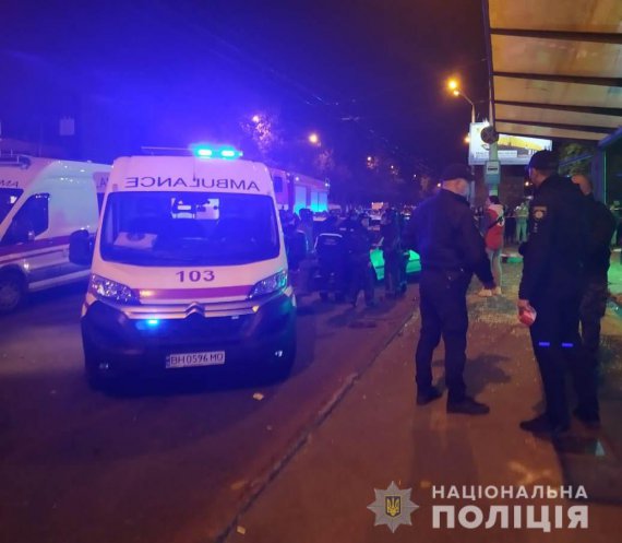 В Одессе Toyota влетела в остановку общественного транспорта. Травмированы 4 человека