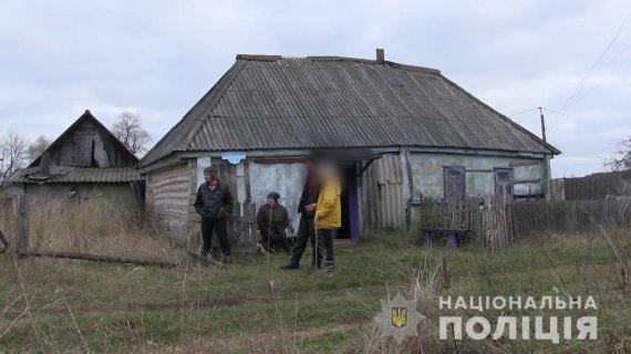 На Сумщині 35-річна жінка народила дитину у вуличному туалеті і залишила в нечистотах. А наступного дня   потайки поховала новонародженого