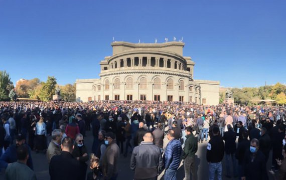 Протестувальники під будівлею уряду. Фото: twitter.com LukeShrago