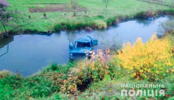 На Івано-Франківщині автомобіль злетів у ставок. Загинув 17-річний хлопець