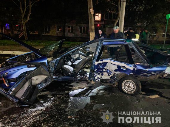 У Миколаєві Mitsubishi розірвало після зіткнення з BMW.  Водій останнього з місця аварії втік