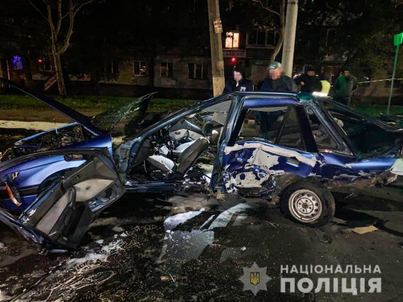В Николаеве Mitsubishi разорвало после столкновения с BMW. Водитель последнего с места аварии скрылся