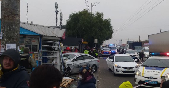 На Кольцевой дороге в Киеве водитель такси снес пешеходов на остановке. Два человека погибли, еще двое - искалеченных