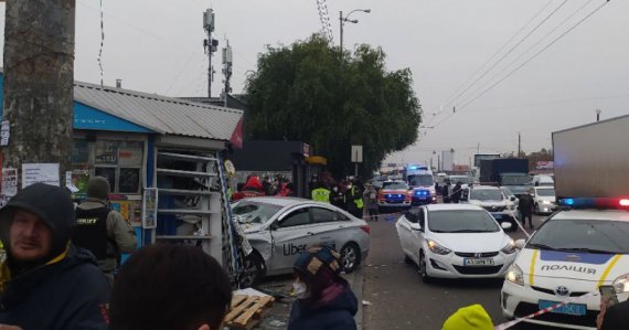 На Кільцевій дорозі в Києві водій таксі зніс пішоходів на зупинці. Двоє людей загинули, ще двоє - скалічених