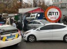 На Кільцевій дорозі в Києві водій таксі зніс пішоходів на зупинці. Двоє людей загинули, ще двоє - скалічених
