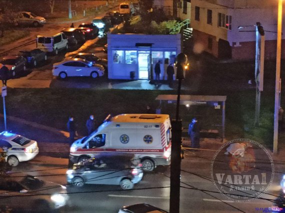 Во Львове на улице Гринченко во время движения автобуса мужчина выпал на тротуар и погиб