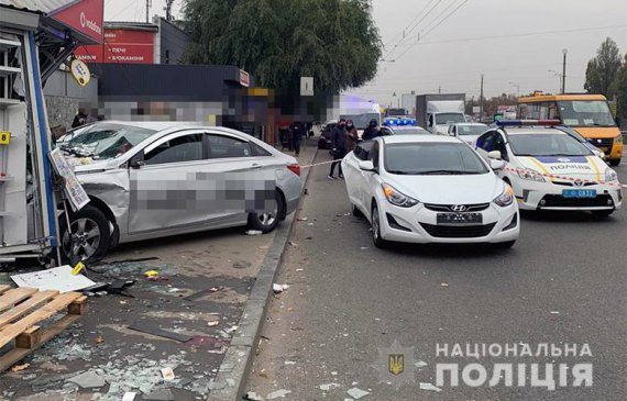 На Кільцевій дорозі в Києві водій таксі зніс пішоходів на зупинці. Двоє людей загинули, двоє - скалічених