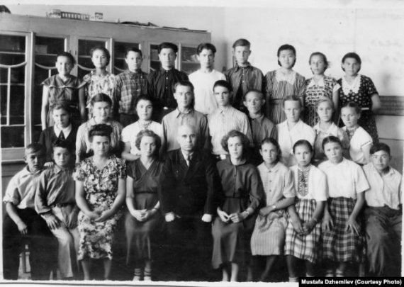 Мустафа Джемілєв (другий зліва в нижньому ряду) – учень 8 класу Мірзачульської середньої школи.