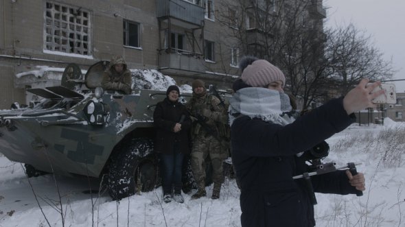 Фільм Ірини Цілик ”Земля блакитна, ніби апельсин” показують в українських кінотеатрах з 26 листопада. Розповідає про родину з ”червоної зони” Донбасу. Старша донька Мирослава (праворуч) хоче вступити до столичного університету на оператора. Знімає кіно про своє життя після початку війни. Рідні їй допомагають