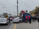 На Кольцевой дороге в Киеве водитель такси снес пешеходов на остановке. Два человека погибли, двое - искалеченных