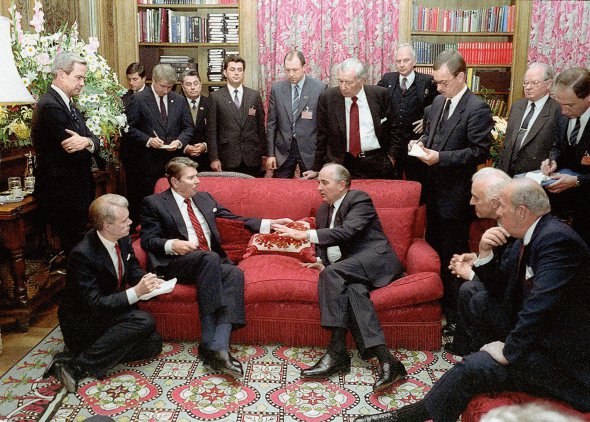 Президент США 74-річний Рональд Рейган і генеральний секретар ЦК КПРС 54-річний Михайло Горбачов спілкуються під час саміту у швейцарській Женеві 19 листопада 1985-го. Зустріч ініціював радянський керівник. Обговорили припинення гонки озброєнь. На думку Горбачова, американський лідер намагався поводитися зарозуміло. Він його перебив і сказав: ”Ви мені не вчитель, а я не учень. За нами великі світи”. Після переговорів підписали договори про обмеження стратегічних і наступальних озброєнь