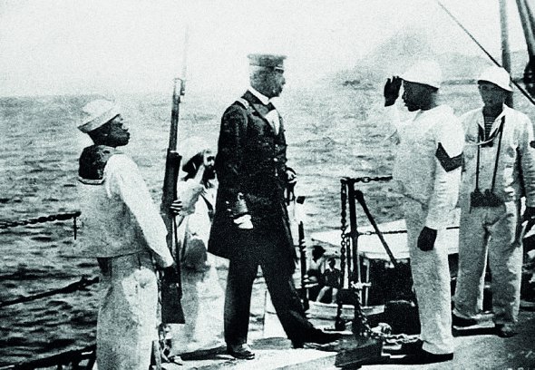 Ватажок повстання моряків бразильських військових суден Жоао Кандідо передає командування кораблем Minas Geraes  капітану Перейрі Лейте 26 листопада 1910-го. Боролися проти свавілля офіцерів. Вимоги влада мусила задовольнити