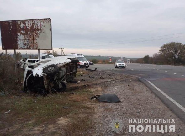 Унаслідок зіткнення одна людина загинула на місці події. Ще п’ятьох доставили у районну лікарню, де від отриманих травм помер ще один з постраждалих