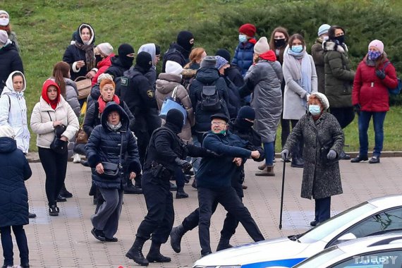 Во время марша в Минске силовики применили оружие и светошумовые гранаты против мирных демонстрантов