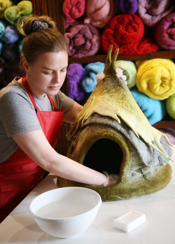 Юлия Косатая создает различные изделия из шерсти. Самые популярные-юрты для котов. Ежемесячно женщина продает до 4 домов