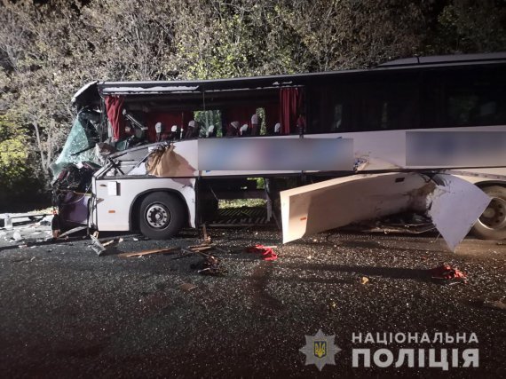 В Запорожской рейсовый автобус Mercedes столкнулся с трактором с плугом. Водитель погиб, 22-летняя пассажирка - покалечилась