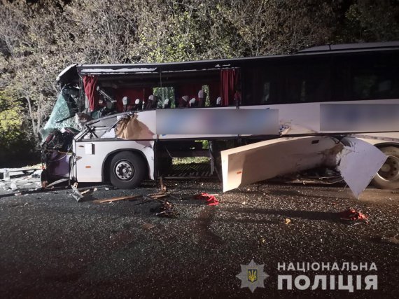 У Запорізькій  рейсовий автобус Mercedes    зіткнувся з трактором із плугом. Водій  загинув, 22-річна пасажирка - скалічилася