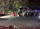 У Запорізькій  рейсовий автобус Mercedes    зіткнувся з трактором із плугом. Водій  загинув, 22-річна пасажирка - скалічилася