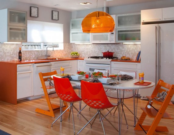 Персиковий колір на кухні додає затишку