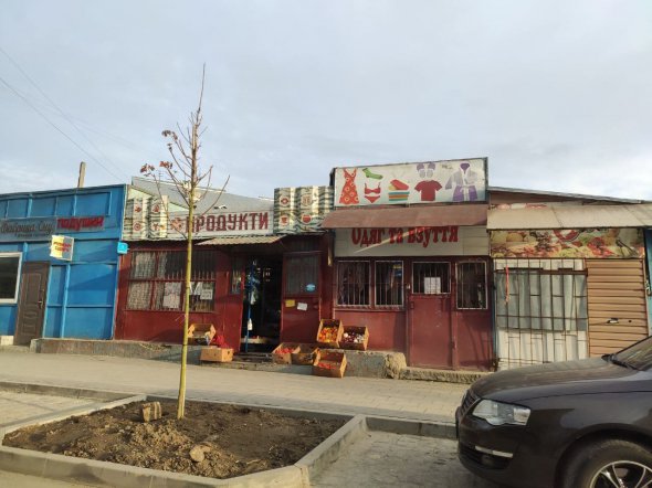 Рынок района Рогатка у Высокого Замка тоже закрыт. Работает только один продуктовый магазин.