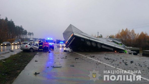 В результате ДТП 18-летний водитель легковушки и 2 его пассажира погибли на месте