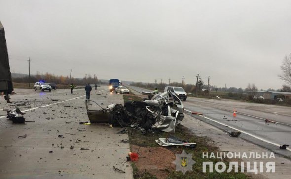 На трассе Киев-Чоп в Житомирской области в лоб столкнулись лековик Skoda Fabia и грузовик Scania