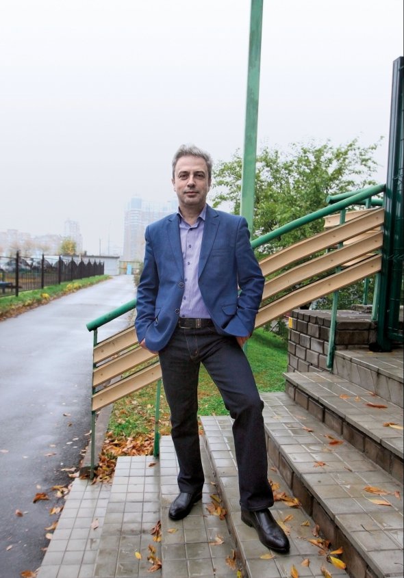 Вадим РАХЛІС, 52 роки, кризовий переговірник, сертифікований медіатор Євросоюзу. Народився 1968‑го в Дніпропетровську – нині Дніпро. Мати Єлизавета Семенівна була завучем школи та викладачкою фізики, батько Леонід Львович – інженер на машинобудівному заводі. Закінчив Дніпропетровський металургійний інститут за спеціальністю ”інженер-металург”, аспірантуру Харківського педагогічного університету імені Григорія Сковороди. Захистив дисертацію на тему: ”Підготовка професійних переговірників”. Із 1996 року жив і працював в Ізраїлі інженером, заступником директора металообробного заводу. 2003-го повернувся в Україну. Організатор і викладач Першої дитячої мобільної групи переговірників і групи переговірників Національної поліції України. Автор низки публікацій та освітніх проєктів з основ переговорів. Написав підручник ”Підготовка професійних переговірників”. Дружина Юлія, 42 роки, репетиторка англійської мови. Виховують 11-річну Юлію та Вадима, 16 років. Із родиною живе в передмісті столиці – Броварах. Улюблена книжка ”Ера милосердя” Аркадія і Георгія Вайнерів. Фільми: ”Місце зустрічі змінити не можна”, ”Переговірник”. Пише вірші, грає на гітарі