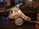 От удара с легковушкой Subaru автомобиль службы такси разорвало