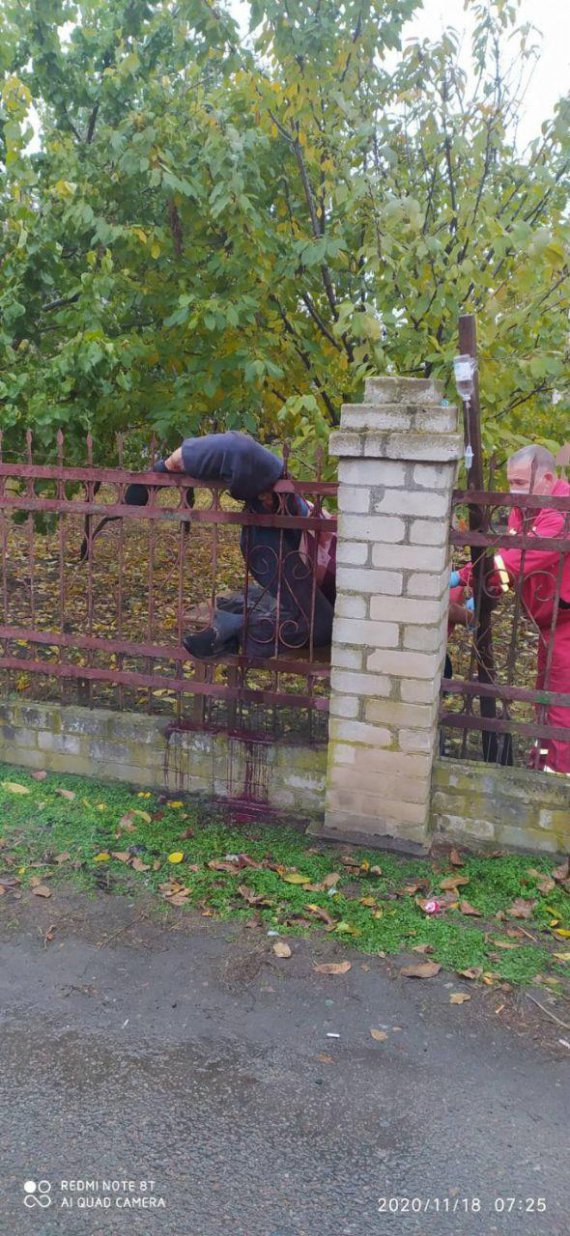 Под Одессой мужчина застрял на заборе