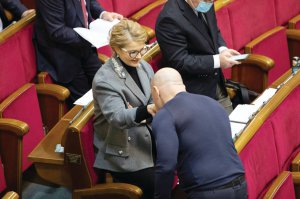 Лідерка фракції ”Батьківщина” Юлія Тимошенко прийшла у Верховну Раду з новою зачіскою. Тепер має хвилясті локони, зібрані в пучок. Також носить круглі окуляри. До цього міняла образ 2016 року. Тоді замість коси почала збирати волосся в невисокий хвіст