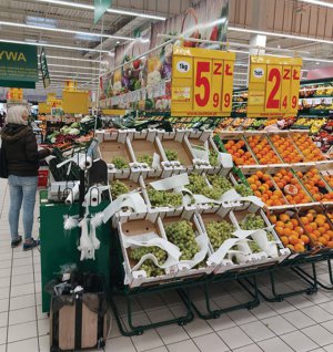 Минулої п’ятниці в одному з супермаркетів польського Кракова кілограм винограду продавали по 44,3 гривні. Одну хурму можна було купити за 18,42