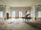Французький фотограф шукає по всій Європі старі роялі і фотографує їх.