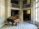 Французский фотограф ищет по всей Европе старые рояли и фотографирует их. 