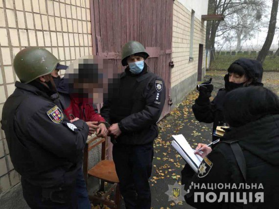 У селі Михайлівка Вінницької області затримали чоловіка, який прийшов на територію товариства з гранатами в кишені