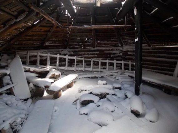 В украинских Карпатах на высоте 1600 метров путешественник нашел уникальную дом пастухов.