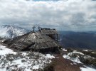 В украинских Карпатах на высоте 1600 метров путешественник нашел уникальную дом пастухов.