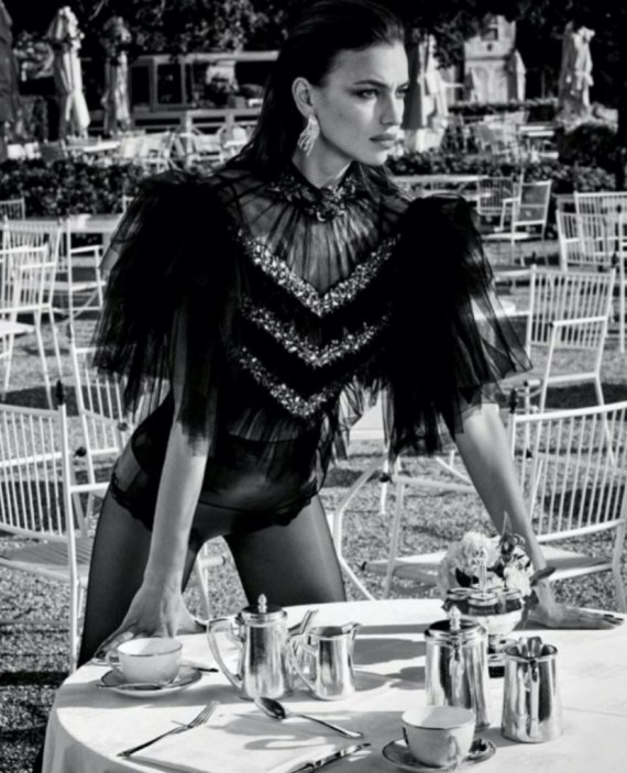 Ірина Шейк прикрасила собою обкладинку Vogue