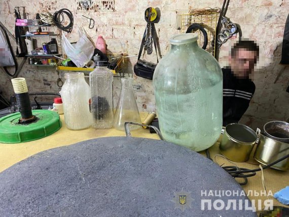 В Черновцах полицейские ликвидировали деятельность лаборатории по производству амфетамина. Организовал наркобизнес 34-летний черновчанин. Помогала вести «дело» его сожительница